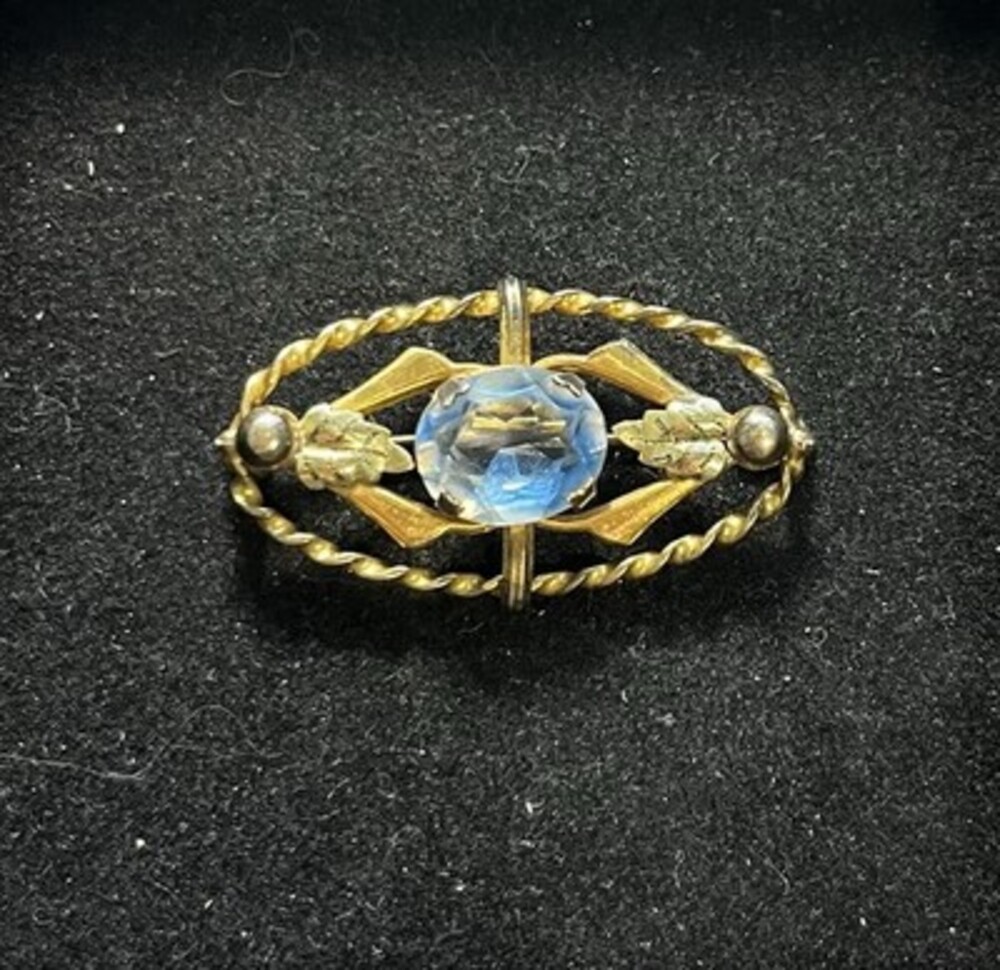 Beautiful Art Deco Vintage Good Filled Brooch With. Blue Stone.